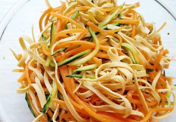 黄瓜胡萝卜几块钱，拌出全家抢着吃的下饭菜，你会做吗？