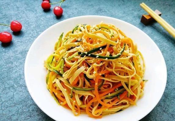 黄瓜胡萝卜几块钱，拌出全家抢着吃的下饭菜，你会做吗？