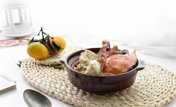 一斤梭子蟹炖菜汤，鲜得让人舔碗底，你家试过没？