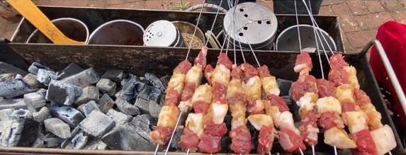 哈尔滨街头神出鬼没的烧烤摊，2元肉串香翻天，食客追车吃不停