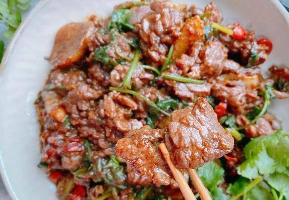 快手香菜炒牛肉，15分钟上桌，嫩得筷子夹断香辣下饭
