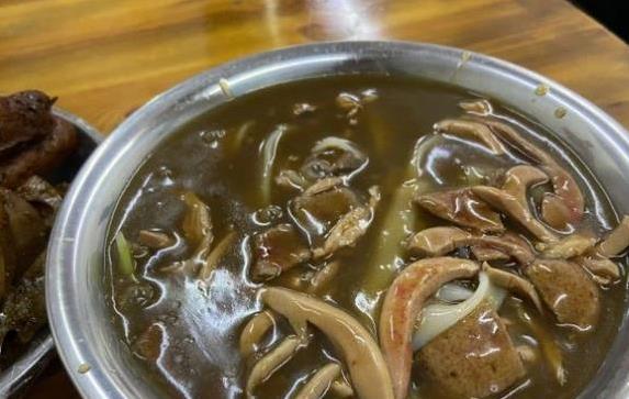 武汉小店腰子粉走红，卤藕却成爆款，客人排队只为它？