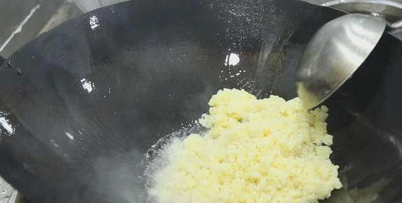 家常剩饭也能变大餐？酱油炒饭的3个秘诀，太香了！