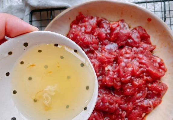 快手香菜炒牛肉，15分钟上桌，嫩得筷子夹断香辣下饭