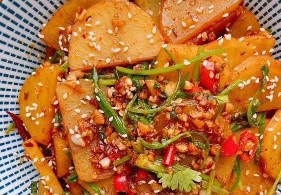 三个土豆炒一盘，香辣口感完胜小摊，你家也能成美食！