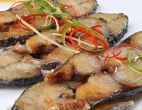 陕西夫妻摆摊卖飞饼，6元1个火爆全城，每天4小时却供不应求