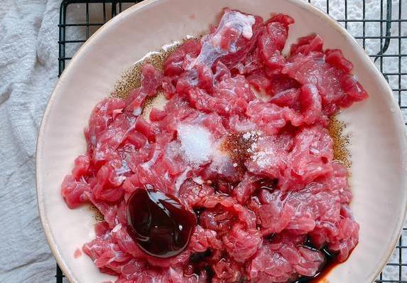 快手香菜炒牛肉，15分钟上桌，嫩得筷子夹断香辣下饭