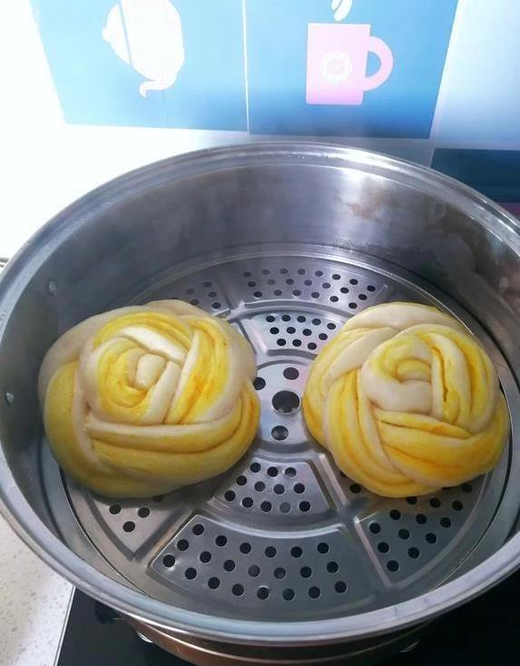一碗面粉秒变大花卷，简单3步蒸出松软香，邻居都馋哭了？
