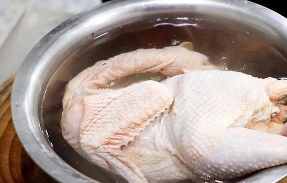 家常清蒸小公鸡超简单，3小时腌出咸香味，酱汁一浇香到爆？