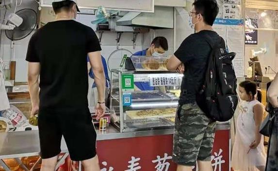 广州大叔葱油饼卖10元一斤，排队1小时不嫌累，他却不听劝？