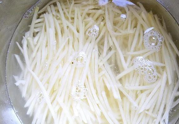 酸辣土豆丝炒出饭店味，醋放早放晚都不行，3秒学会绝招