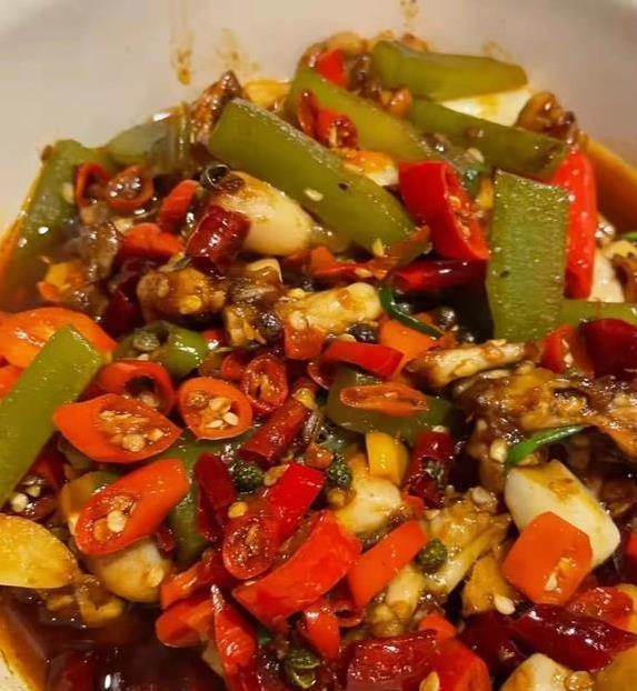 广东小伙爱吃辣，南昌点5菜被辣哭，服务员早提醒了