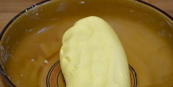 南瓜饼加红豆沙，香甜软糯全家抢，10分钟学会秘方