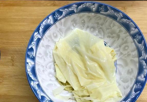 家常豆腐衣肉卷香翻天，30分钟上桌，全家抢着吃！