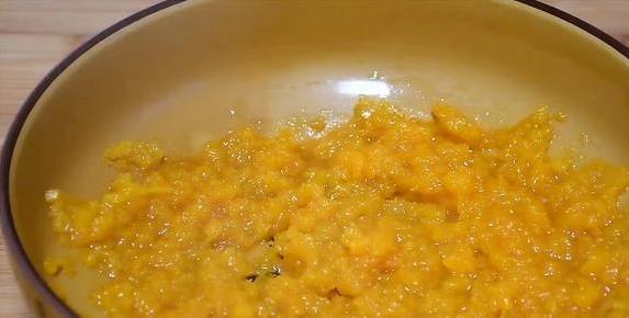 南瓜饼加红豆沙，香甜软糯全家抢，10分钟学会秘方