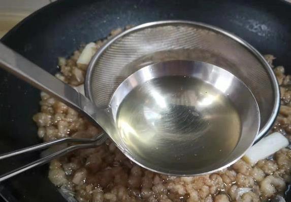 猪油熬不好毁一锅菜，5斤板油出3斤香油，你家秘方是什么？