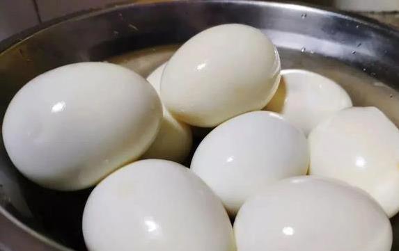早上吃糖心蛋险送命，医生揭秘：3个鸡蛋误区要躲开