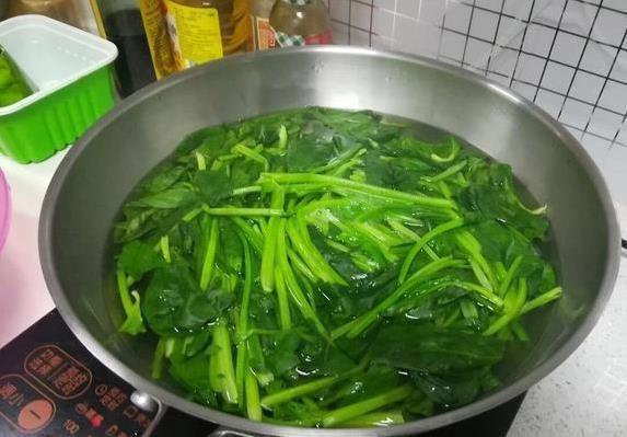 炒青菜老是发黄不入味？2个小窍门学会，秒变饭店大厨水平
