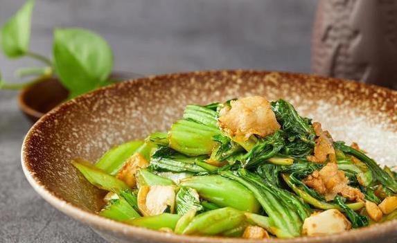 炒青菜老是发黄不入味？2个小窍门学会，秒变饭店大厨水平