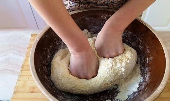 1碗玉米面3碗面粉，山东大姐教你蒸馒头，软到一口上瘾？