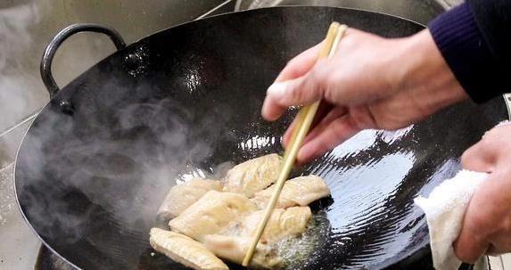 家常可乐鸡翅超简单做法，10分钟出锅，香到邻居都敲门