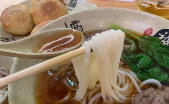 厦门街头煎包火爆，3元1个日卖千个，老顾客抢购却有人怕油腻