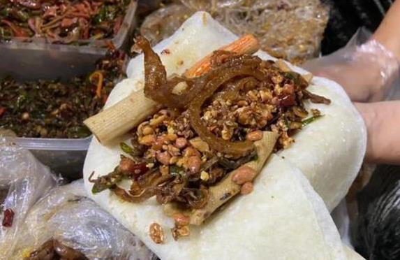 福建小伙飞千公里尝徐州卷饼，10元粗如臂，辣得他满脸通红
