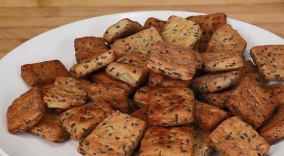 80克黑芝麻加2个鸡蛋，简单一揉，酥脆小饼干全家抢着吃