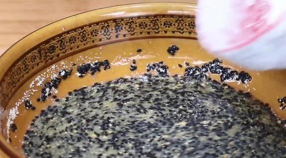 80克黑芝麻加2个鸡蛋，简单一揉，酥脆小饼干全家抢着吃
