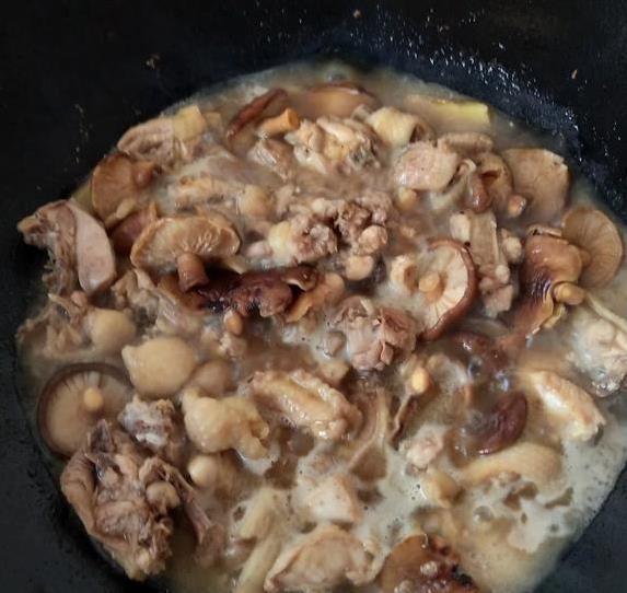 香菇滑鸡超简单做法，肉嫩菇香，家人抢着吃