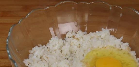 剩米饭别炒了，10分钟做香酥米饭饼，全家抢着吃