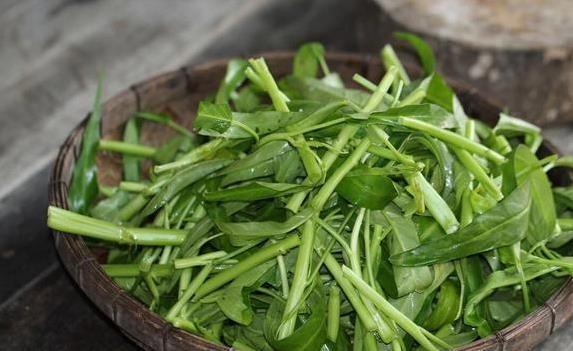通心菜炒黄了别上桌，学会这招，3分钟出锅又绿又脆