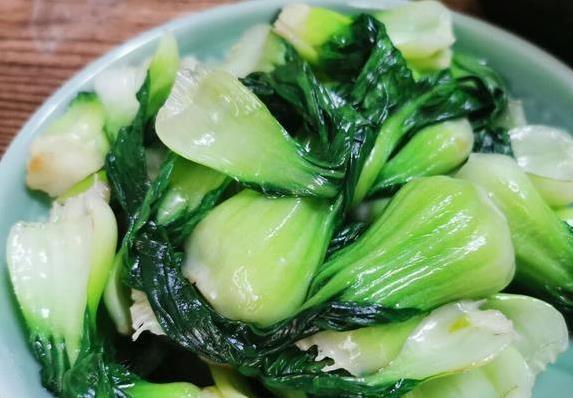广东人离不开青菜，3个炒菜秘诀，翠绿爽口完胜饭店