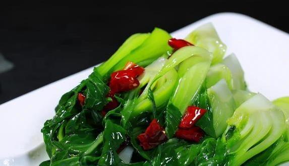 广东人离不开青菜，3个炒菜秘诀，翠绿爽口完胜饭店