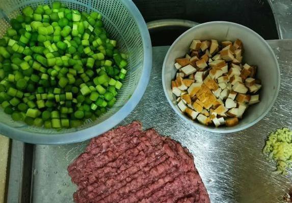 夏天胃口差？三块豆干炒蒜苔，10分钟上桌香到流口水