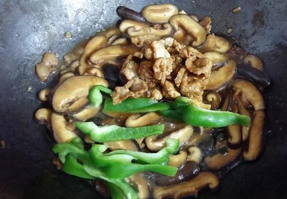 家常香菇炒肉硬又柴？学会这招嫩如豆腐，大厨直呼满分