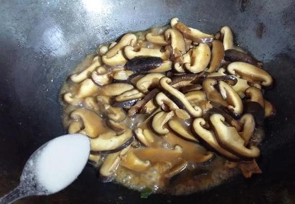 家常香菇炒肉硬又柴？学会这招嫩如豆腐，大厨直呼满分