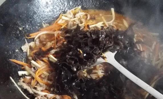 鱼香肉丝这样做，味道绝了，端上桌秒被抢光！