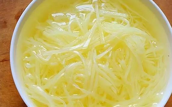 土豆丝泡水十分钟，酸辣味翻倍，学会这招全家抢着吃