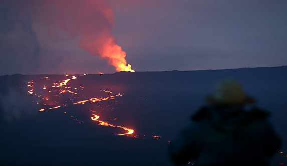 美国夏威夷两座火山持续喷发 当地派出国民警卫队