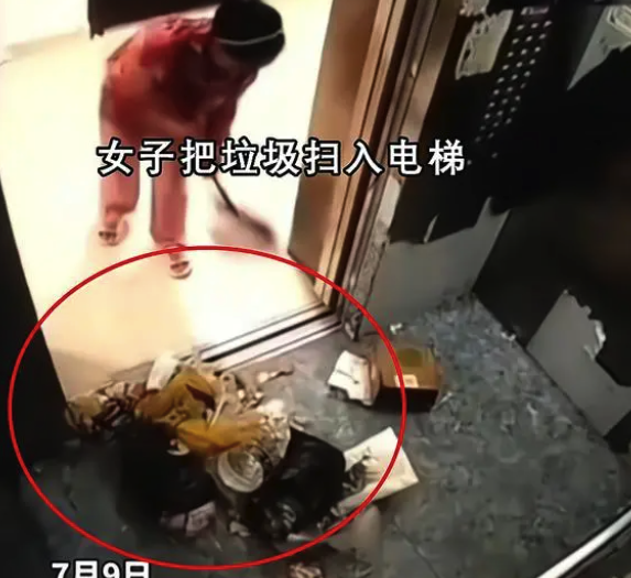  大妈用电梯转运垃圾 物业：劝阻多次无果