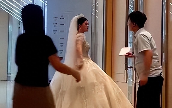 新娘婚礼仪式即将入场,服务员强行进门被拦后吐槽