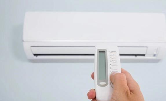 長期不拔的插頭正在悄悄釀火患 家電隱患需警惕
