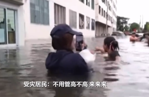 泰国洪灾女子站齐胸洪水中邀记者“沉浸式”报道