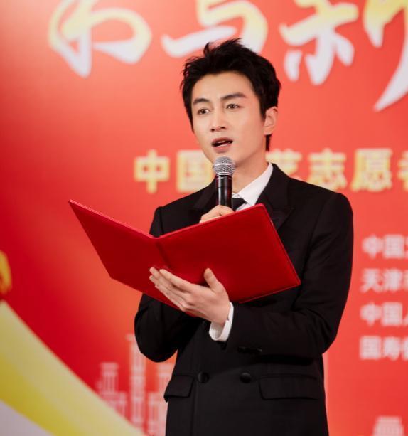 陈晓现身宁波又高又瘦，37岁仍有少年感，经纪人背LV包气场好强 低调出行引发轰动