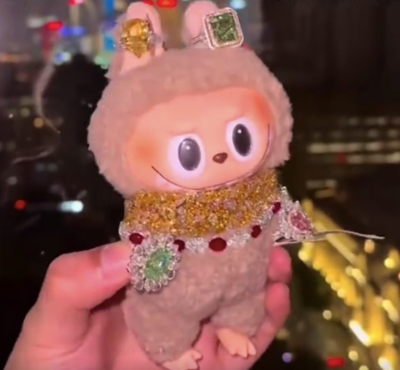 有些Labubu一出生就在罗马！价值700万满身珠宝的Labubu