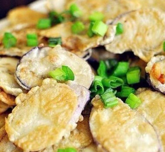 茄子新吃法，切成圆片下油锅炸，酥脆不油腻，老人小孩都爱吃