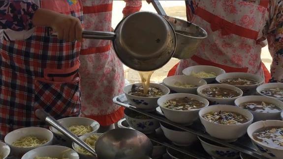 农村百人大锅面条的做法，甩炸酱面十条街，老黄县特色打卤面，香