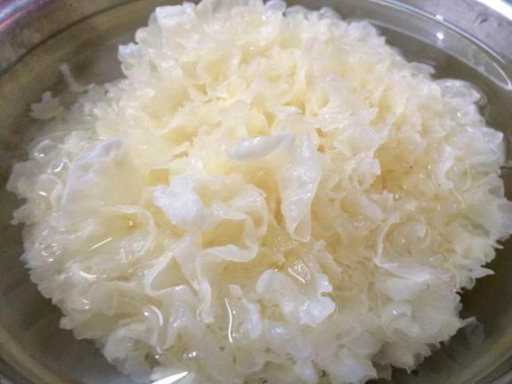泡银耳用热水还是冷水？弄不清“这步”，难怪营养流失的多