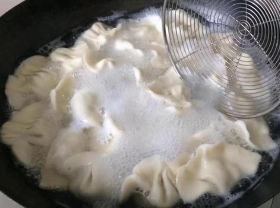 别再水开下饺子了！大厨：记好4点，饺子不破皮不露馅，爽滑筋道
